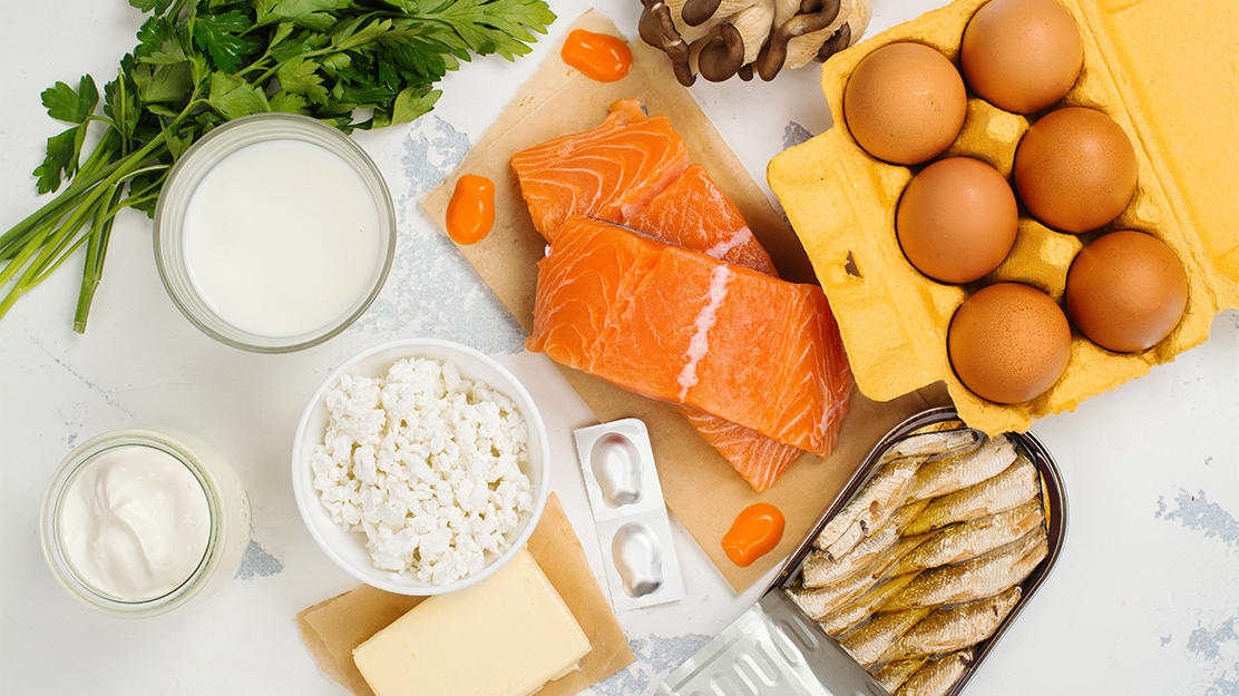 Persona preparando alimentos saludables para cuidar sus articulaciones